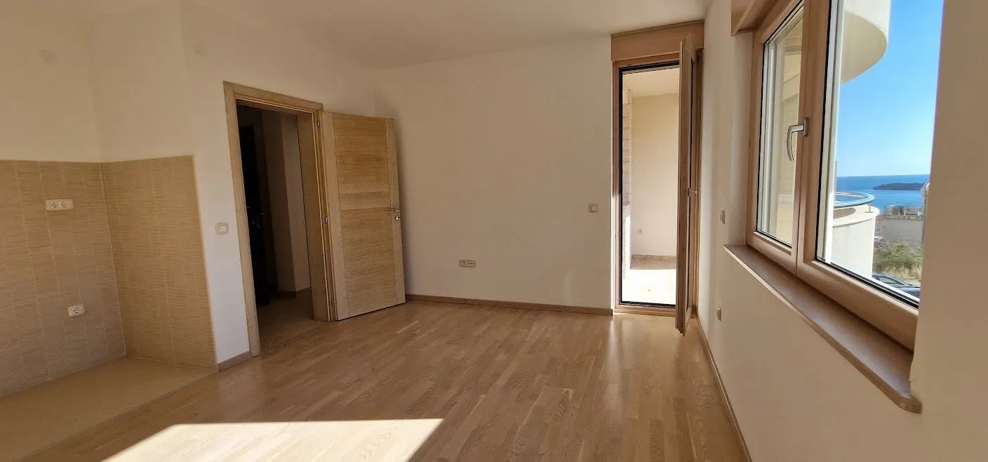 Jednosoban stan sa bočnim pogledom na more i bazenom u Bečićima - 1/6